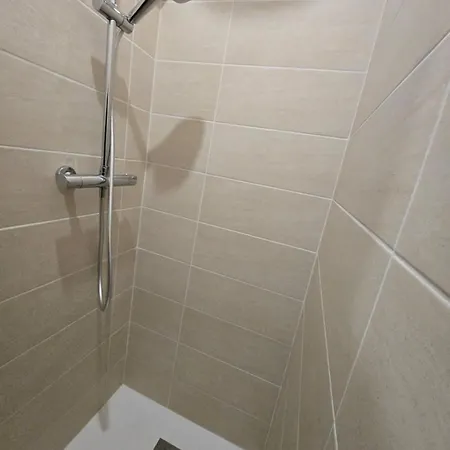 New Superbe F2 Refait à Neuf Confort Avec Piscine Et à Pied