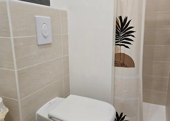 New Superbe F2 Refait A Neuf Confort Avec Piscine Et A Pied *