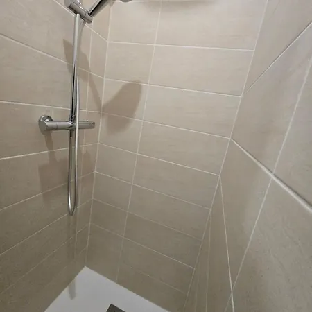 New Superbe F2 Refait A Neuf Confort Dans Avec Piscine *