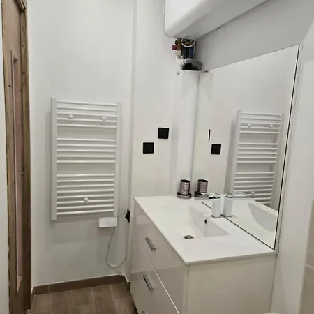 New Superbe F2 Refait A Neuf Confort Avec Piscine Et A Pied