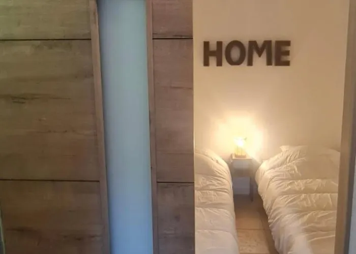 New Superbe F2 refait à neuf tout confort dans résidence avec piscine