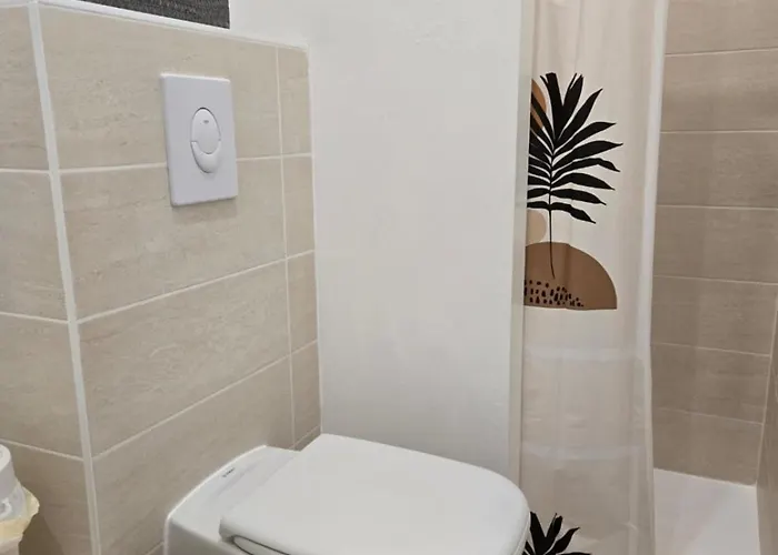 New Superbe F2 refait à neuf tout confort dans résidence avec piscine *