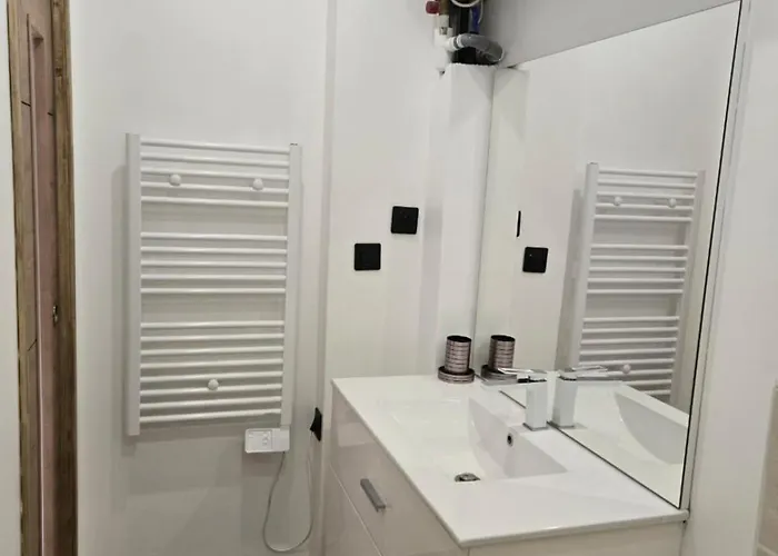 New Superbe F2 Refait A Neuf Confort Avec Piscine Et A Pied